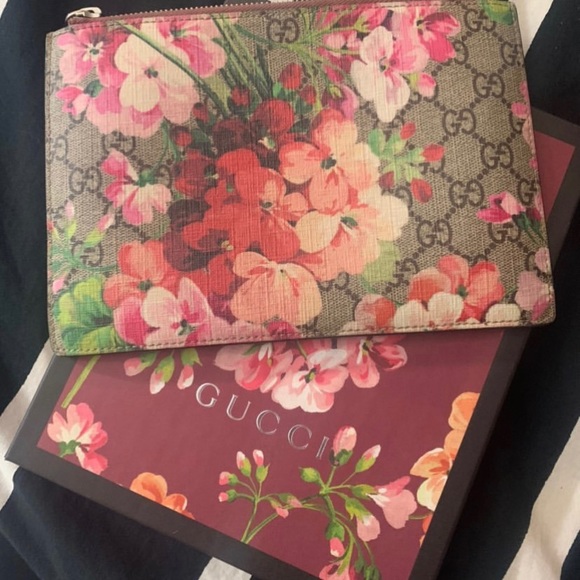 SOLD Authentic Gucci Blooms Full set clutch - Picture 2 of 8